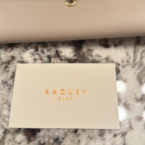 Radley Beige Wallet with Dog Logo .. leather .. nwt
Authentic .. full size - Picture 9 of 10